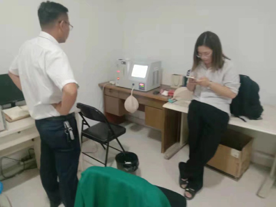 天然氣熱值分析儀正在試樣